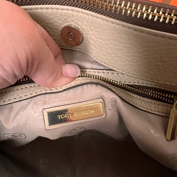 Tory Burch Robinson pebbled leather tote bag cream color with logo charm tag - Picture 13 of 17
